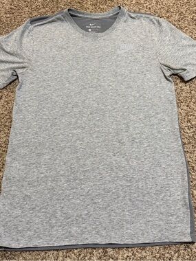 Nike Short Sleeve Athletic Tee Light Heather Gray Mens Size S